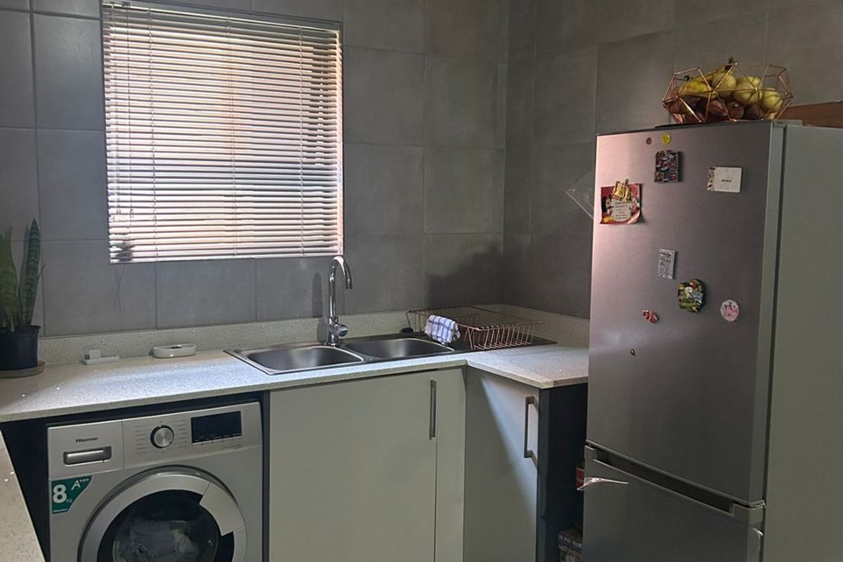 Lovely Modern 3 Bedroom Apartment - Photo 4