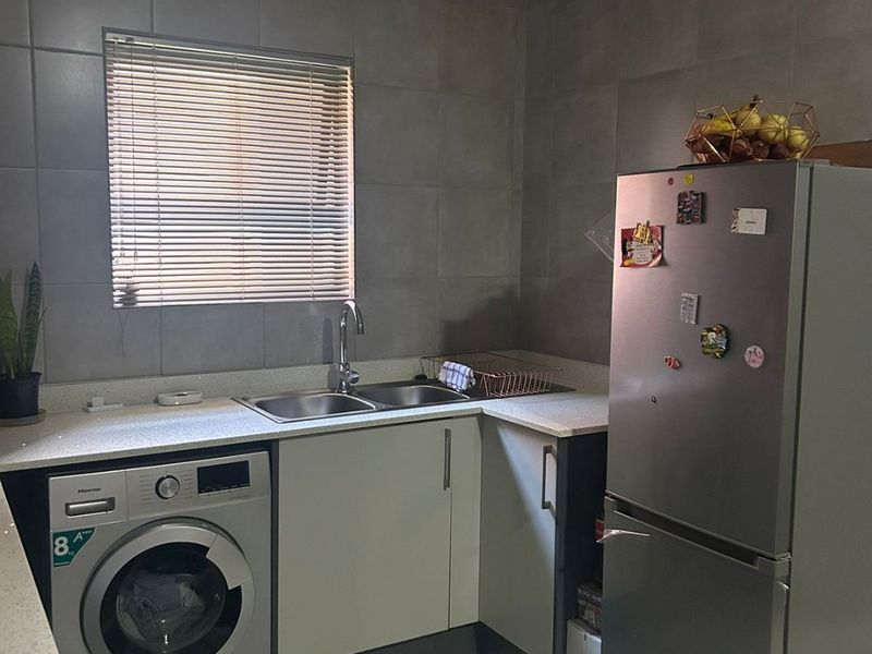 Lovely Modern 3 Bedroom Apartment - Photo 4