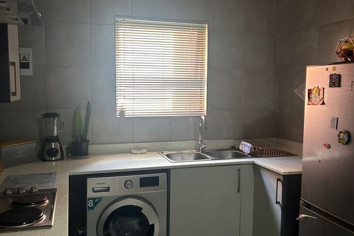 Lovely Modern 3 Bedroom Apartment - Photo 3