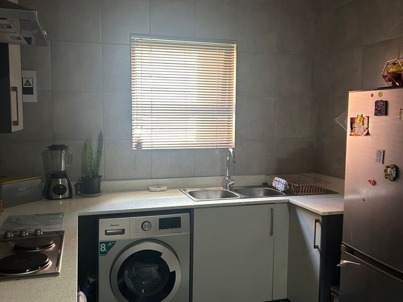 Lovely Modern 3 Bedroom Apartment - Photo 3