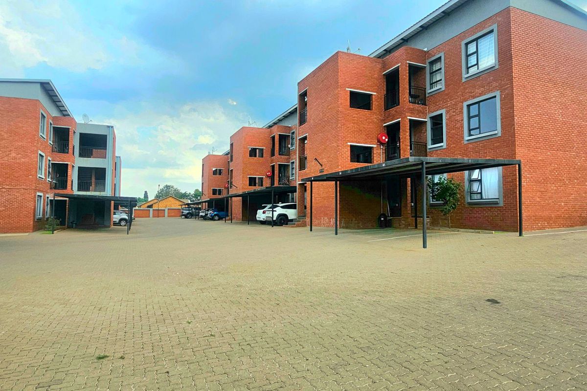 Lovely Modern 3 Bedroom Apartment - Photo 2