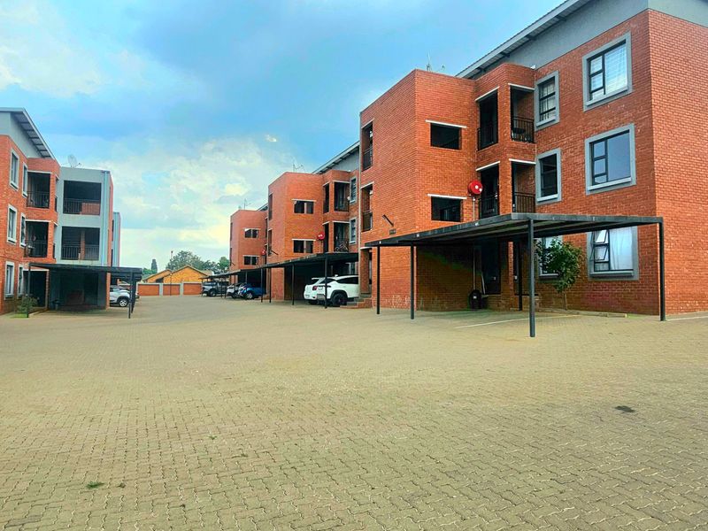 Lovely Modern 3 Bedroom Apartment - Photo 2