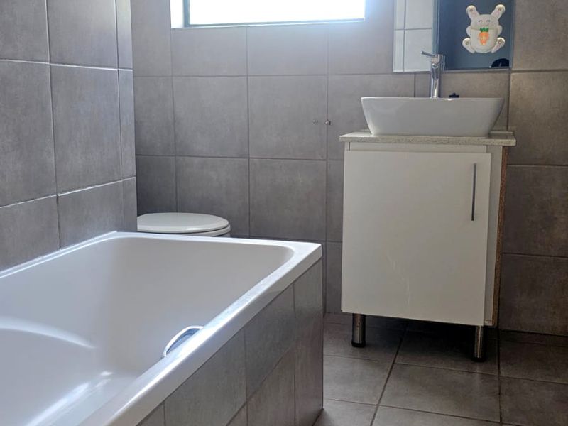 Lovely Modern 3 Bedroom Apartment - Photo 10