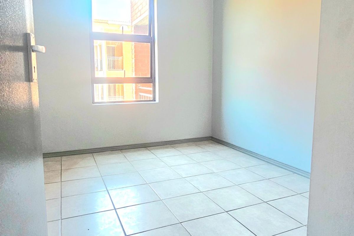 Lovely Modern 3 Bedroom Apartment - Photo 4