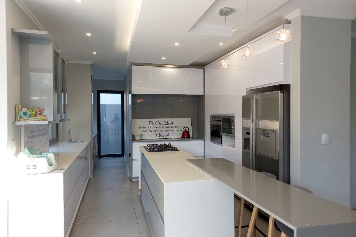 4 Bed Luxury Townhouse - Photo 2