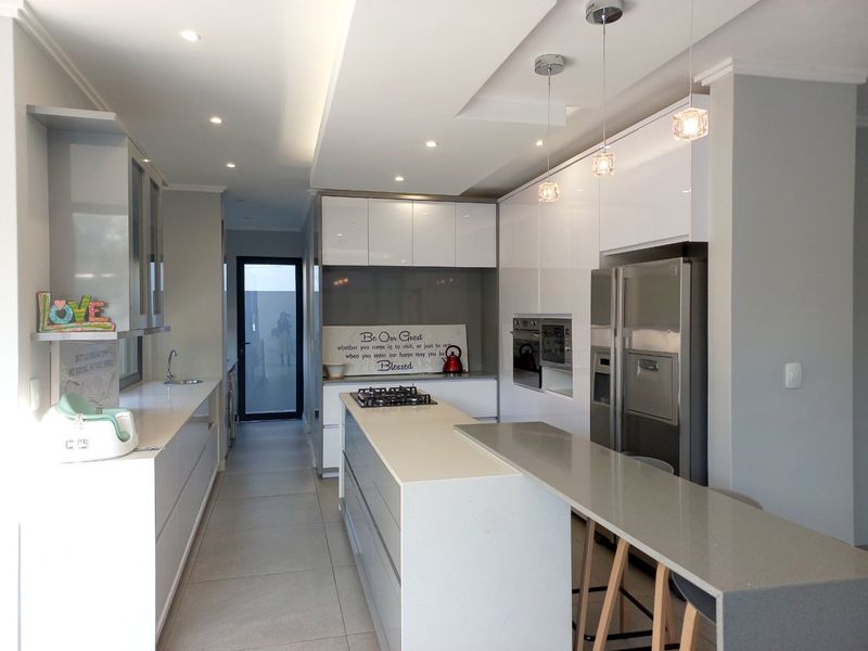 4 Bed Luxury Townhouse - Photo 2