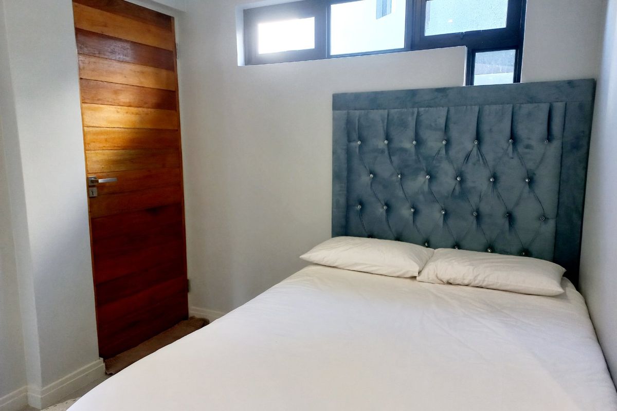 4 Bed Luxury Townhouse - Photo 4