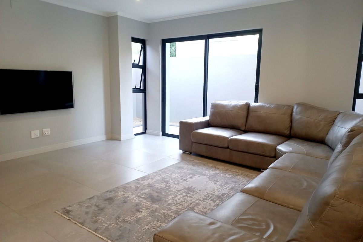 4 Bed Luxury Townhouse - Photo 3