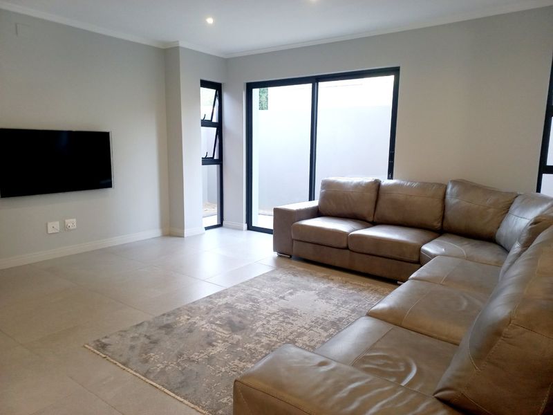 4 Bed Luxury Townhouse - Photo 3