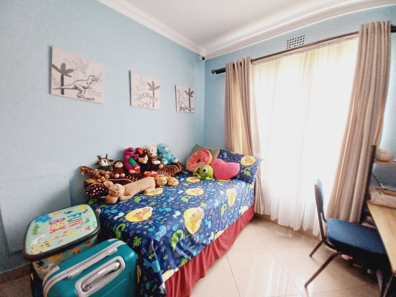 This neat and cozy ground-floor townhouse offers secure, low-maintenance living in the popular Eden Terrace complex. - Photo 7