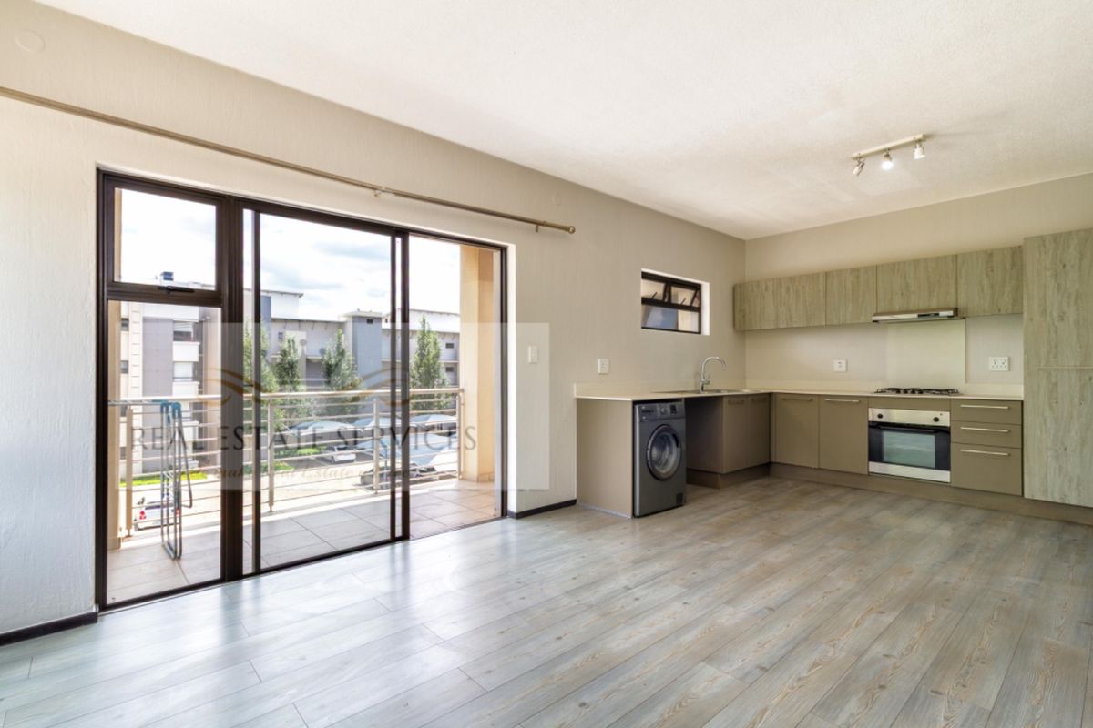 3 BEDROOM PENTHOUSE IN BROADACRES  - Photo 4