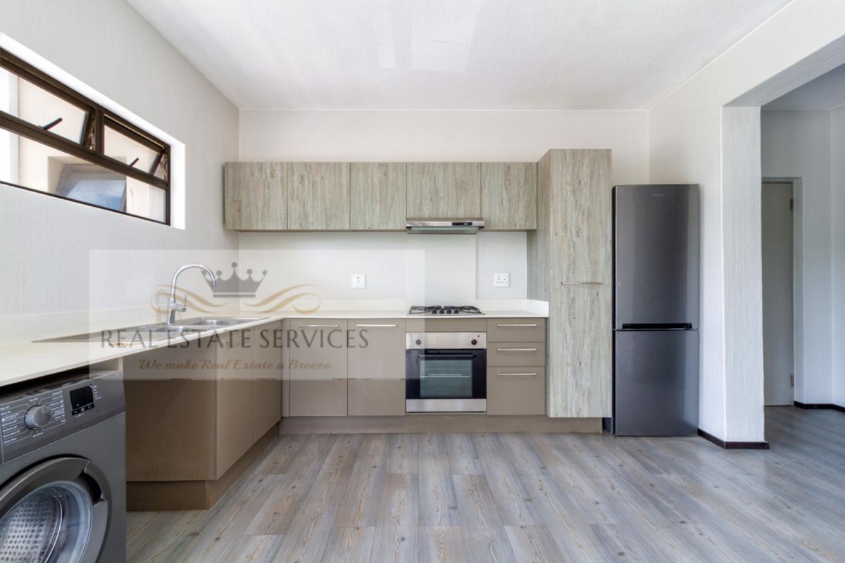 3 BEDROOM PENTHOUSE IN BROADACRES  - Photo 2