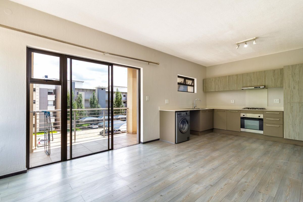 3 BEDROOM PENTHOUSE IN BROADACRES  - Photo 5