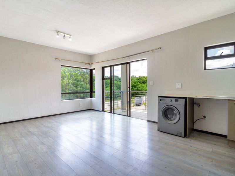 3 BEDROOM PENTHOUSE IN BROADACRES  - Photo 4