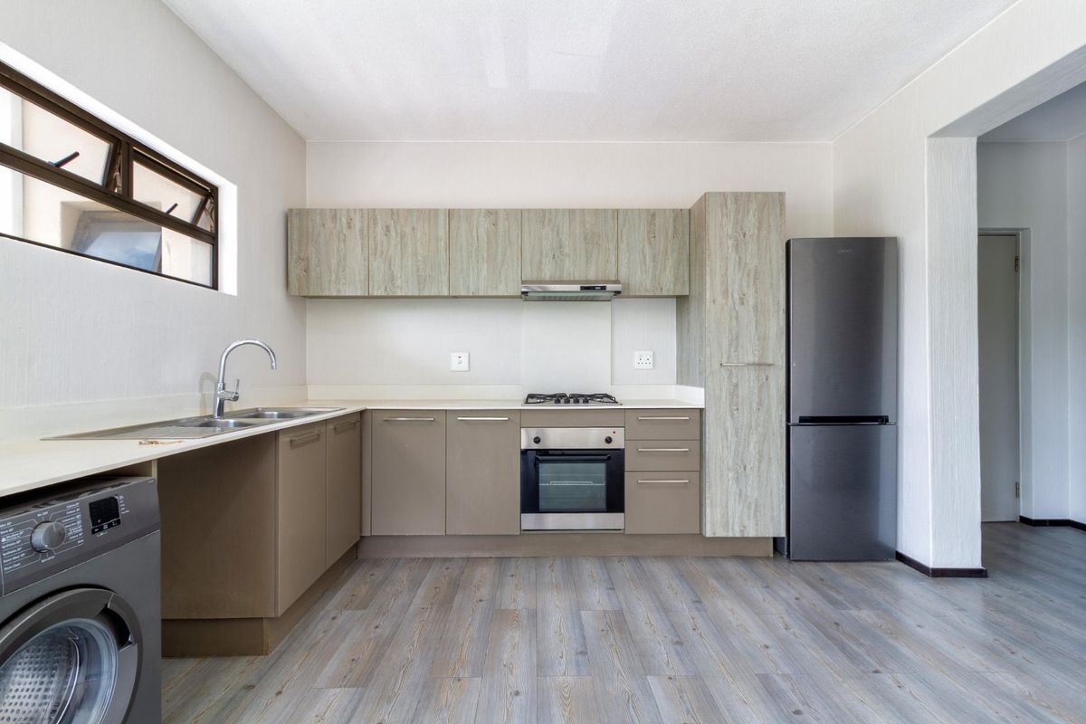 3 BEDROOM PENTHOUSE IN BROADACRES  - Photo 3