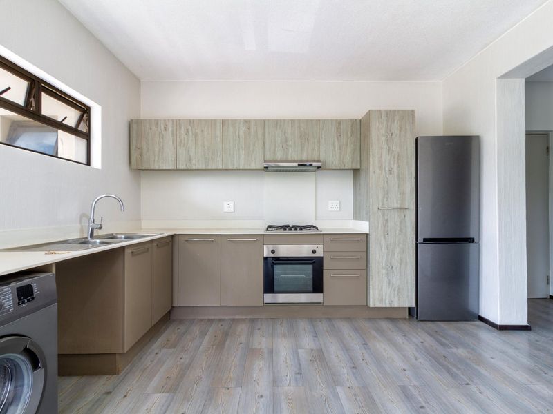 3 BEDROOM PENTHOUSE IN BROADACRES  - Photo 3