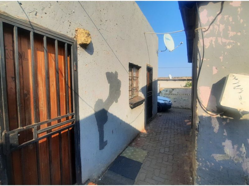 Income-Generating 3-Bedroom Property with 3 Outside Rooms - Photo 5