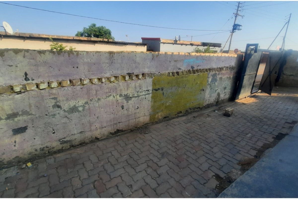 Income-Generating 3-Bedroom Property with 3 Outside Rooms - Photo 5