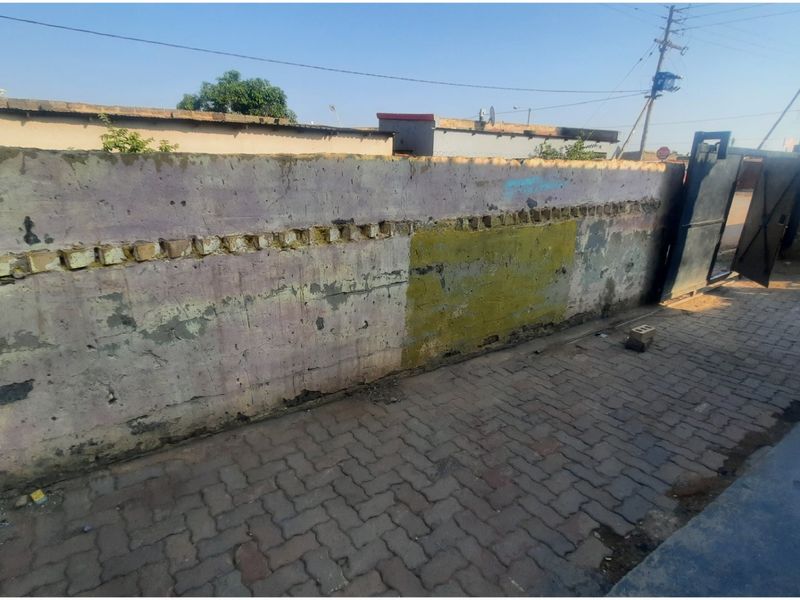 Income-Generating 3-Bedroom Property with 3 Outside Rooms - Photo 4