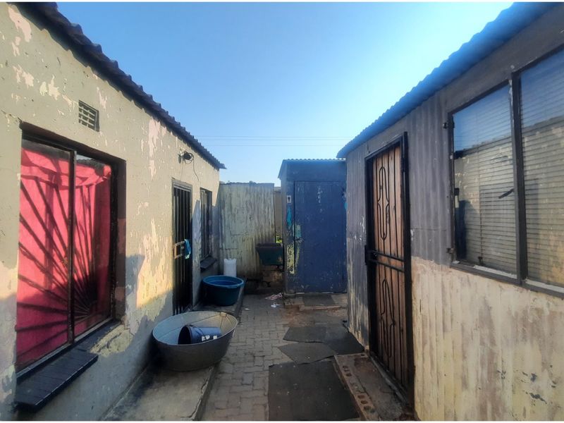 Income-Generating 3-Bedroom Property with 3 Outside Rooms - Photo 10