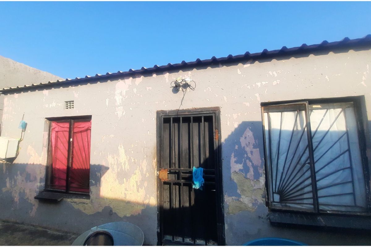 Income-Generating 3-Bedroom Property with 3 Outside Rooms - Photo 4