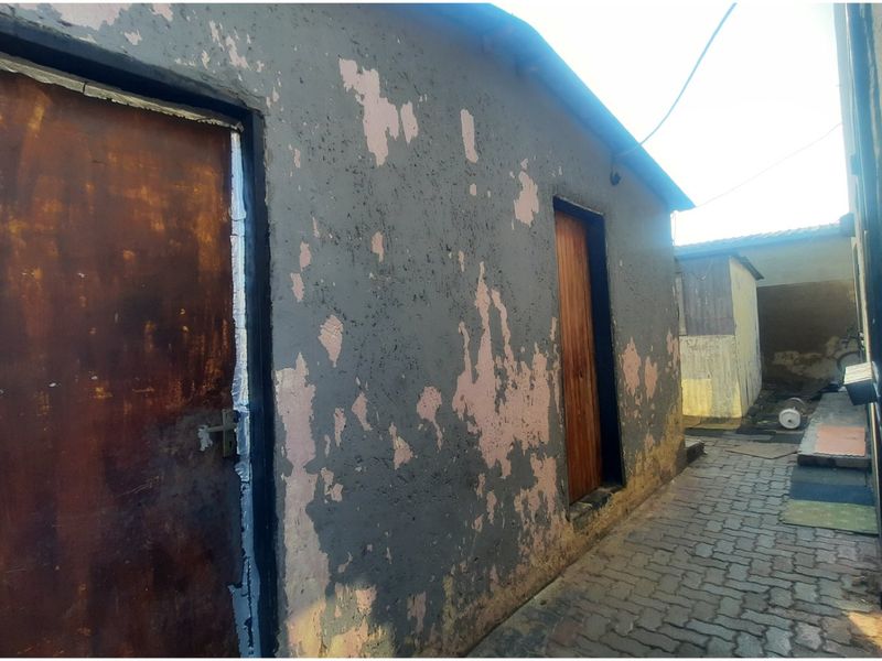 Income-Generating 3-Bedroom Property with 3 Outside Rooms - Photo 9