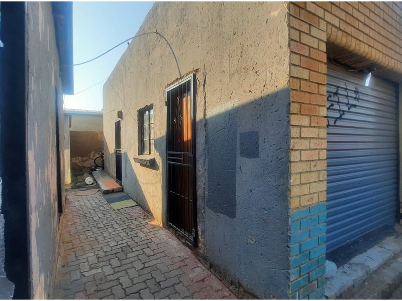 Income-Generating 3-Bedroom Property with 3 Outside Rooms - Photo 8