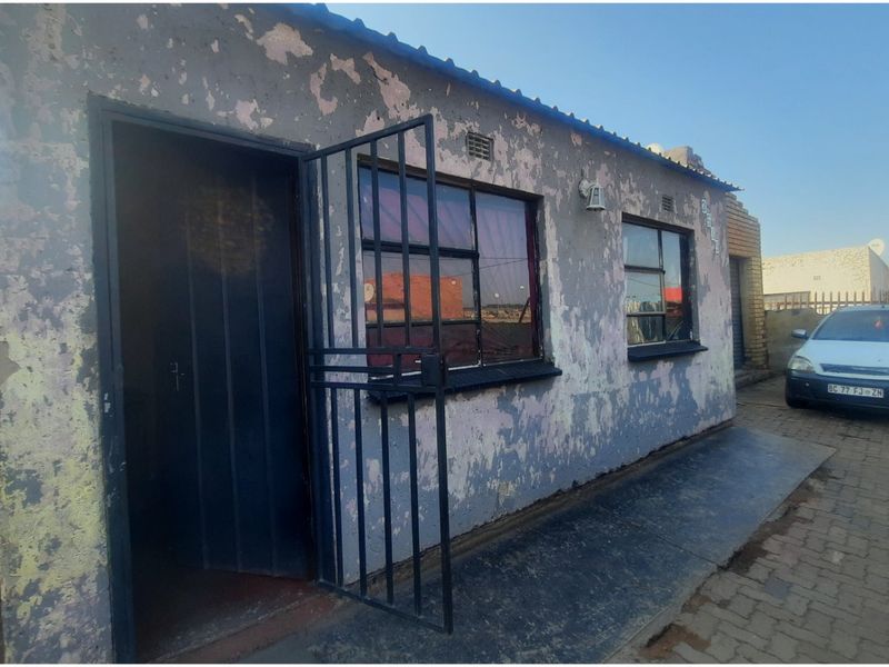 Income-Generating 3-Bedroom Property with 3 Outside Rooms - Photo 6