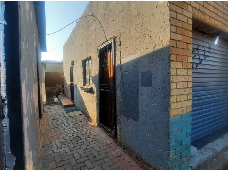 Income-Generating 3-Bedroom Property with 3 Outside Rooms - Photo 7