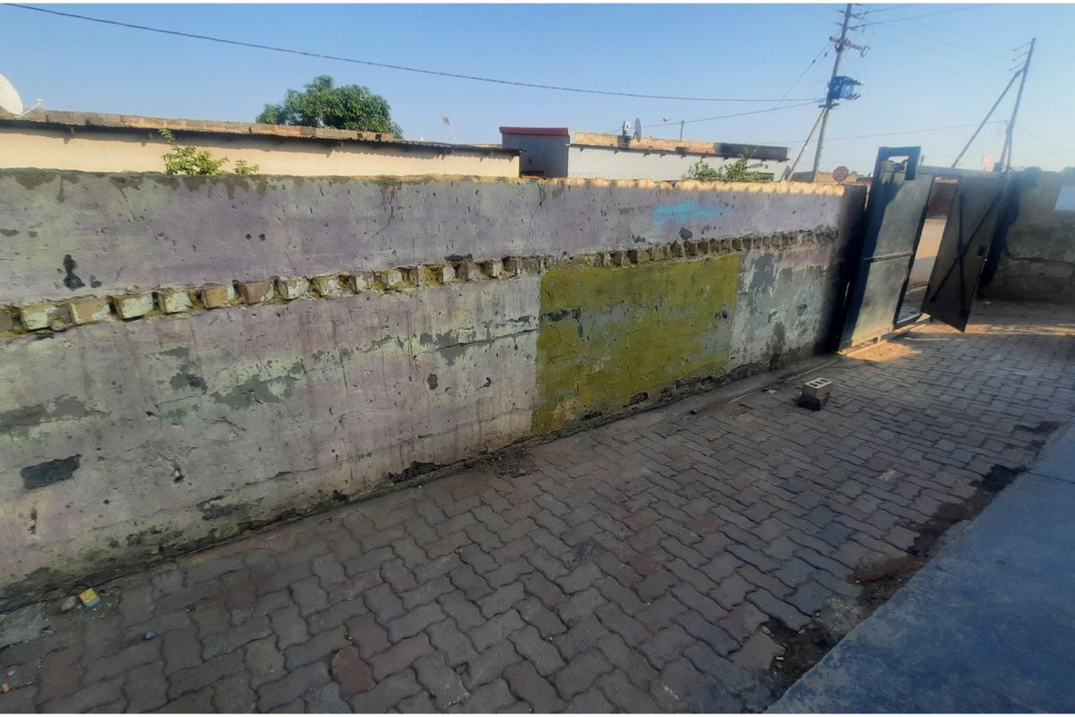 Income-Generating 3-Bedroom Property with 3 Outside Rooms - Photo 3