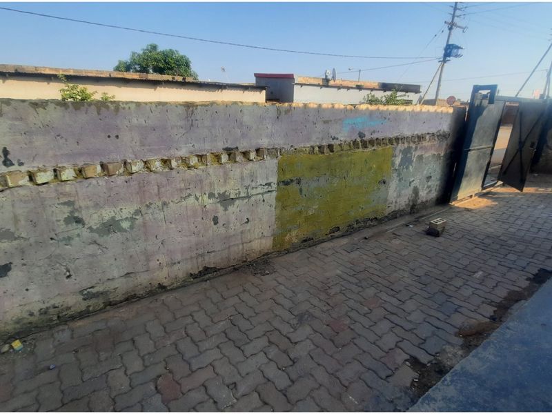 Income-Generating 3-Bedroom Property with 3 Outside Rooms - Photo 2