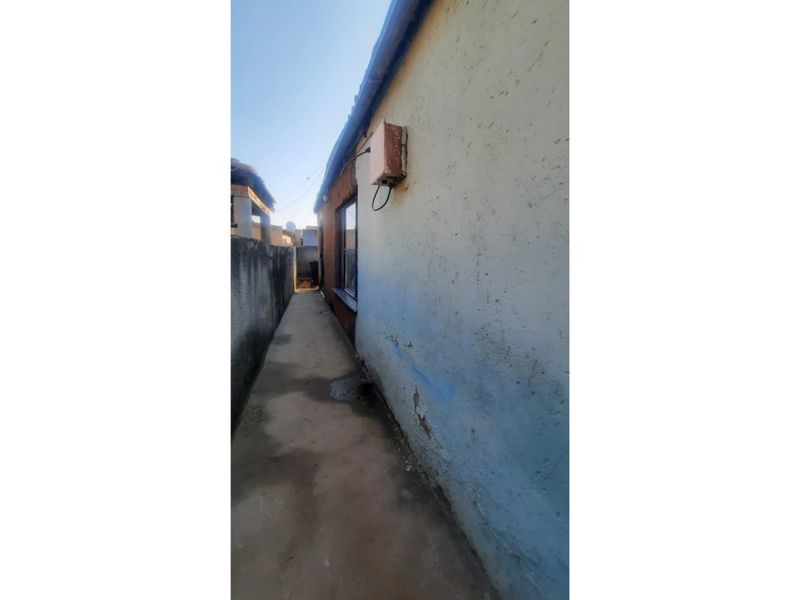 Income-Generating 3-Bedroom Property with 3 Outside Rooms - Photo 5