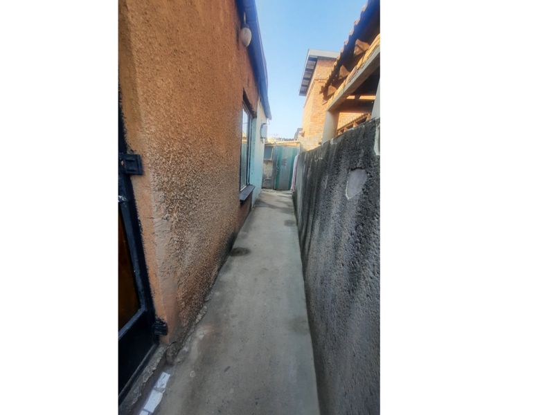 Income-Generating 3-Bedroom Property with 3 Outside Rooms - Photo 10