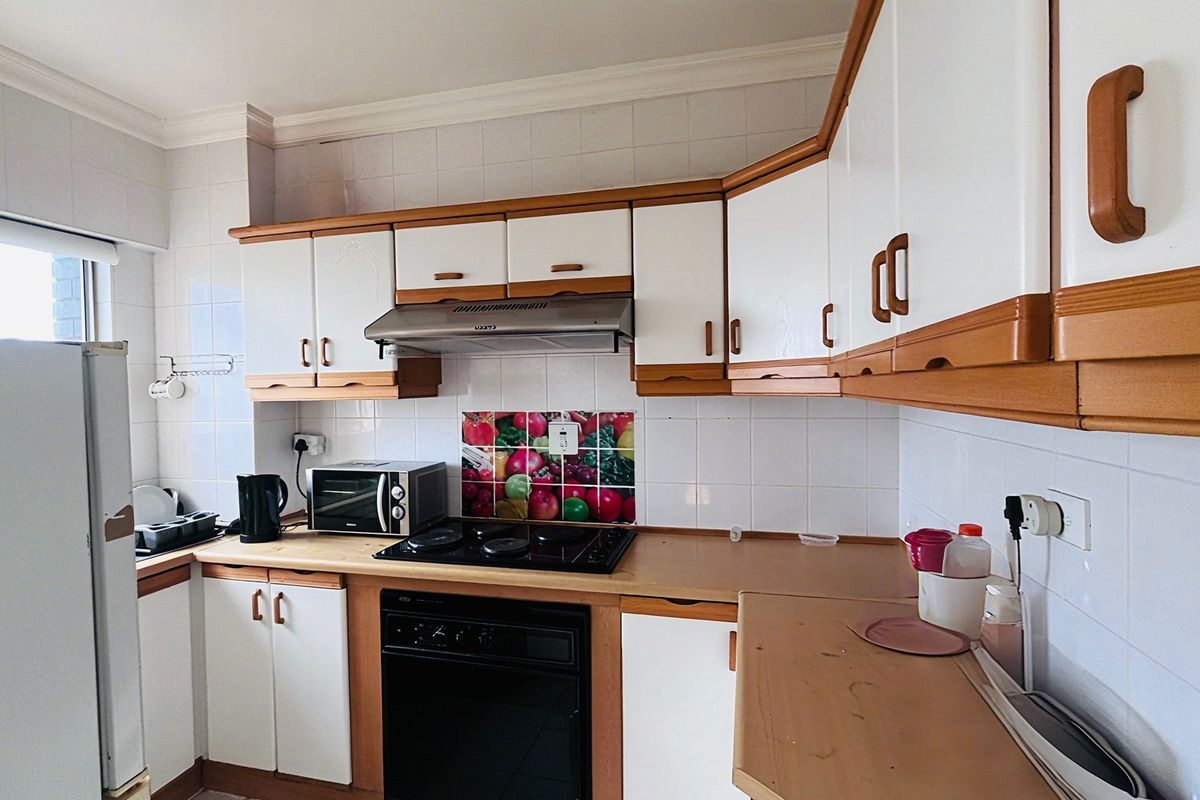 PRICE REDUCED | Spacious Sea-Facing 2-Bedroom Apartment on Durban’s Golden Mile - Photo 3