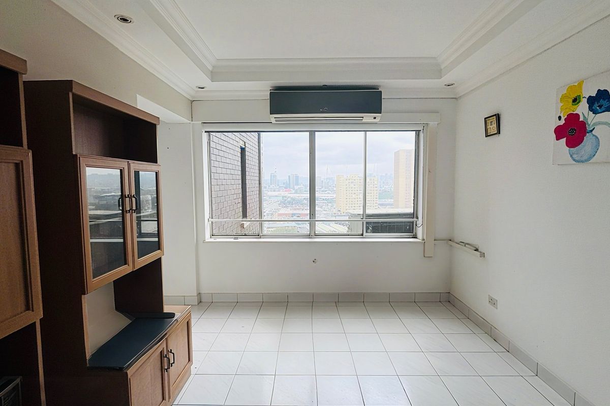 PRICE REDUCED | Spacious Sea-Facing 2-Bedroom Apartment on Durban’s Golden Mile - Photo 5