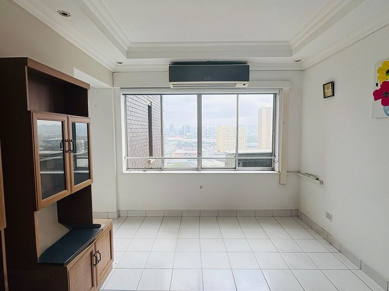 PRICE REDUCED | Spacious Sea-Facing 2-Bedroom Apartment on Durban’s Golden Mile - Photo 5