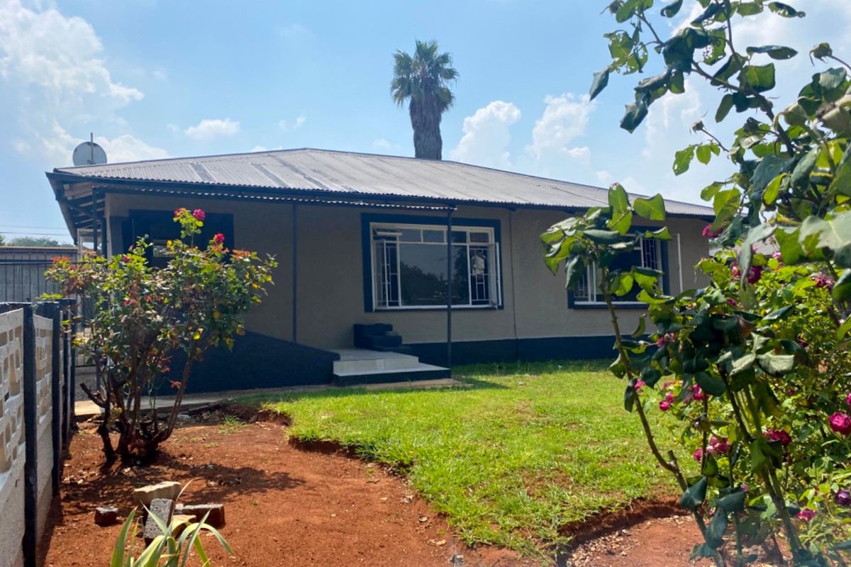 A Spacious  3 bedroom Home with Flatlet! - Photo 4