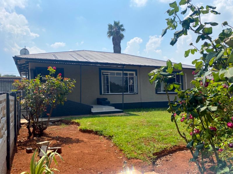 A Spacious  3 bedroom Home with Flatlet! - Photo 4