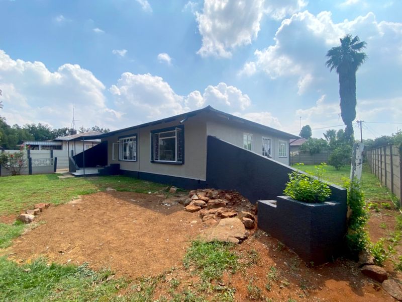A Spacious  3 bedroom Home with Flatlet! - Photo 2