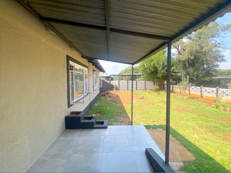 A Spacious  3 bedroom Home with Flatlet! - Photo 8
