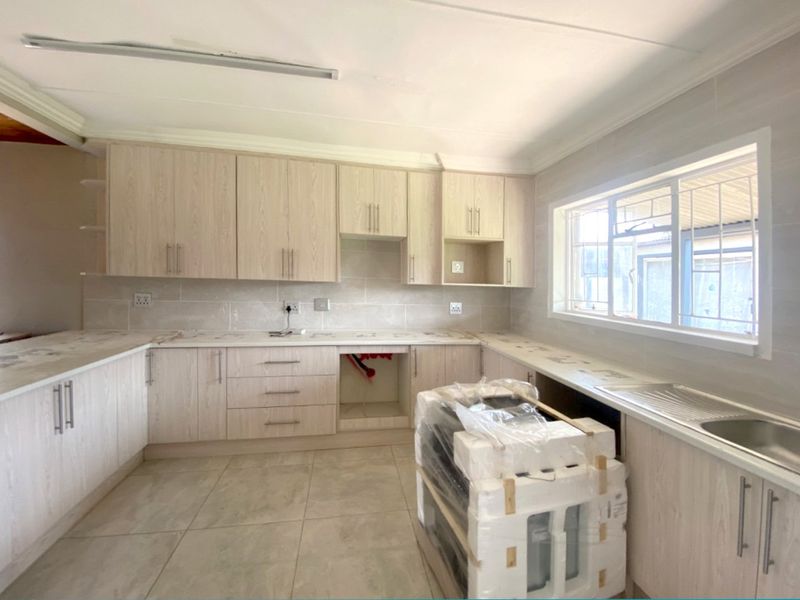 A Spacious  3 bedroom Home with Flatlet! - Photo 7