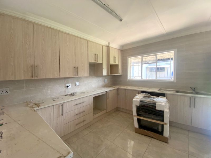 A Spacious  3 bedroom Home with Flatlet! - Photo 6