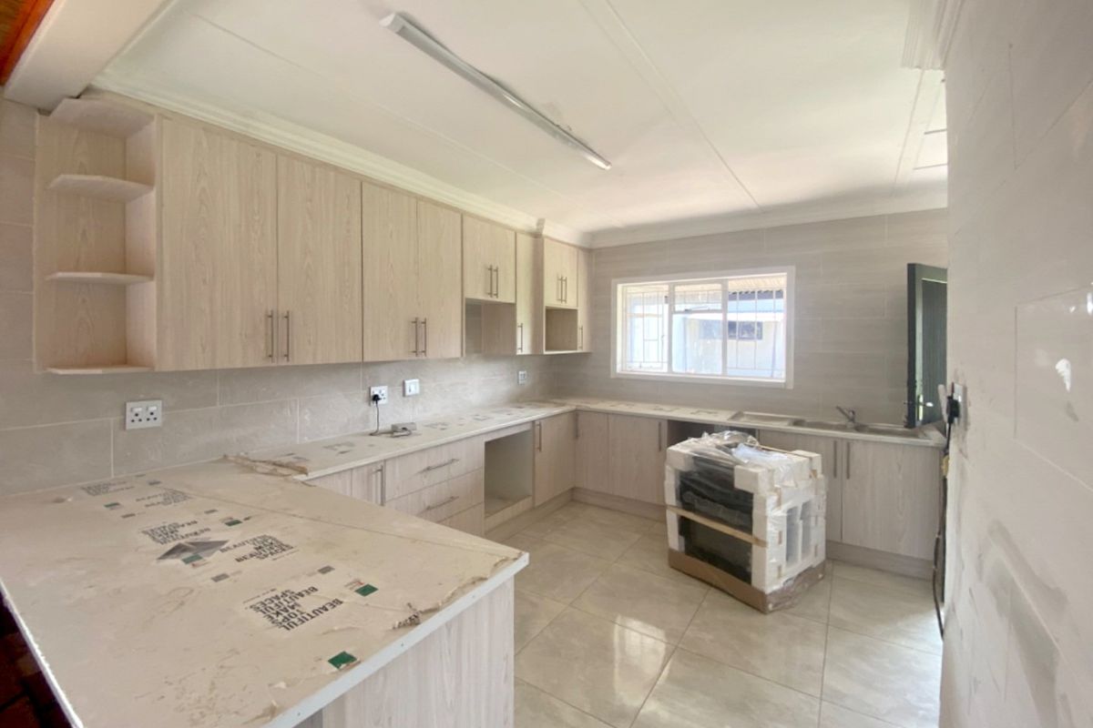 A Spacious  3 bedroom Home with Flatlet! - Photo 5
