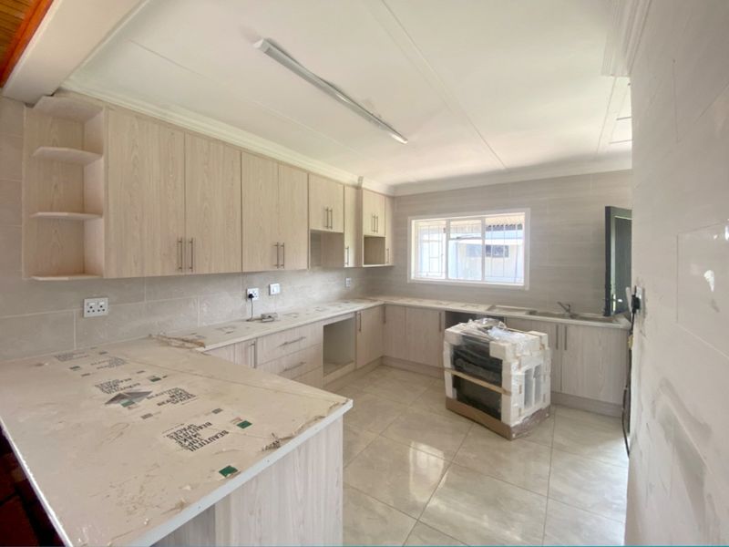 A Spacious  3 bedroom Home with Flatlet! - Photo 5