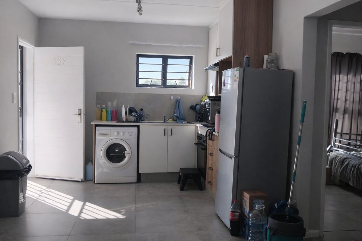 A 2-Bedroom with 1-Bathroom ,Kitchen and a Living room - Photo 3