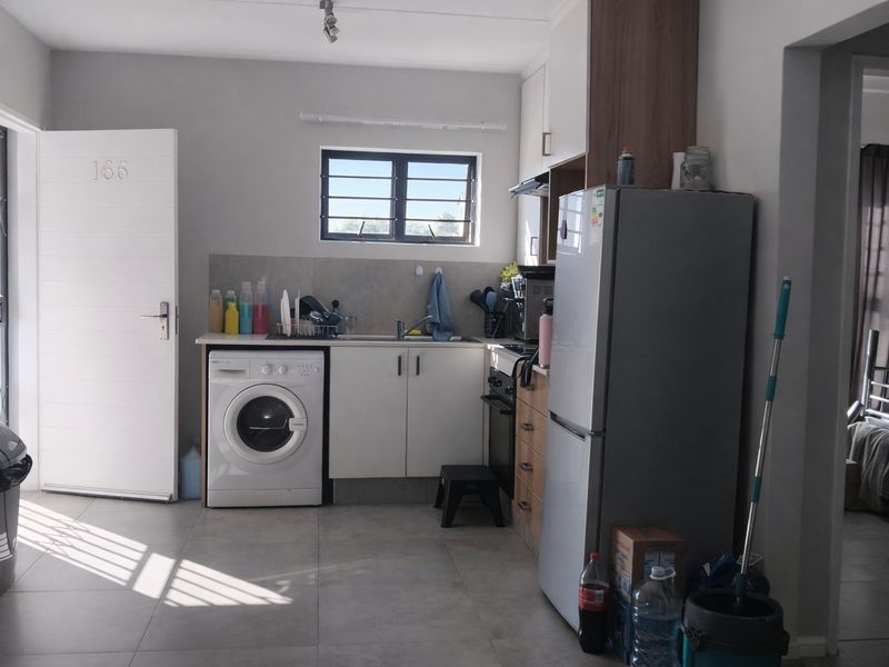 A 2-Bedroom with 1-Bathroom ,Kitchen and a Living room - Photo 3