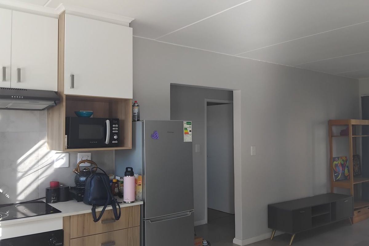 A 2-Bedroom with 1-Bathroom ,Kitchen and a Living room - Photo 5