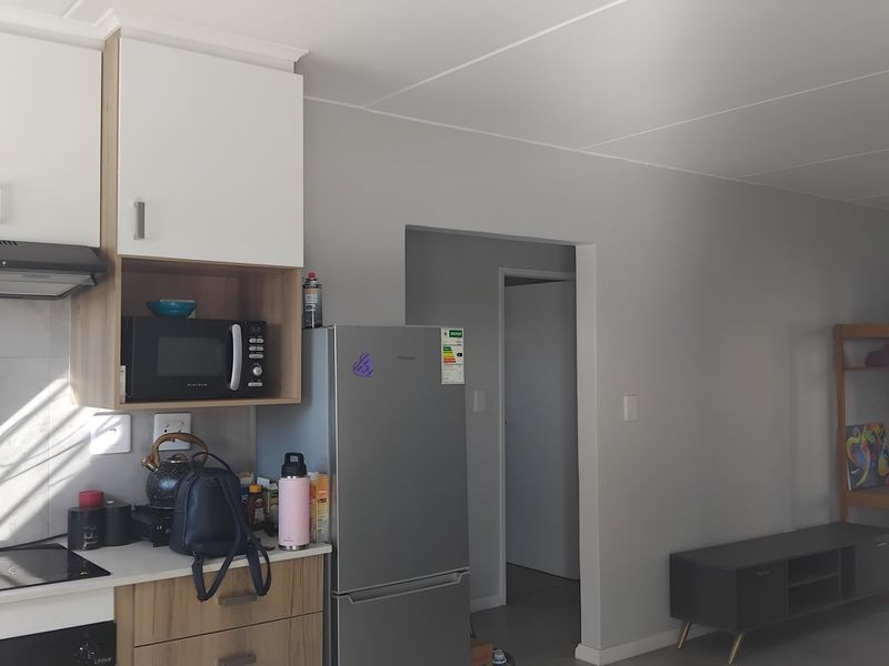 A 2-Bedroom with 1-Bathroom ,Kitchen and a Living room - Photo 5