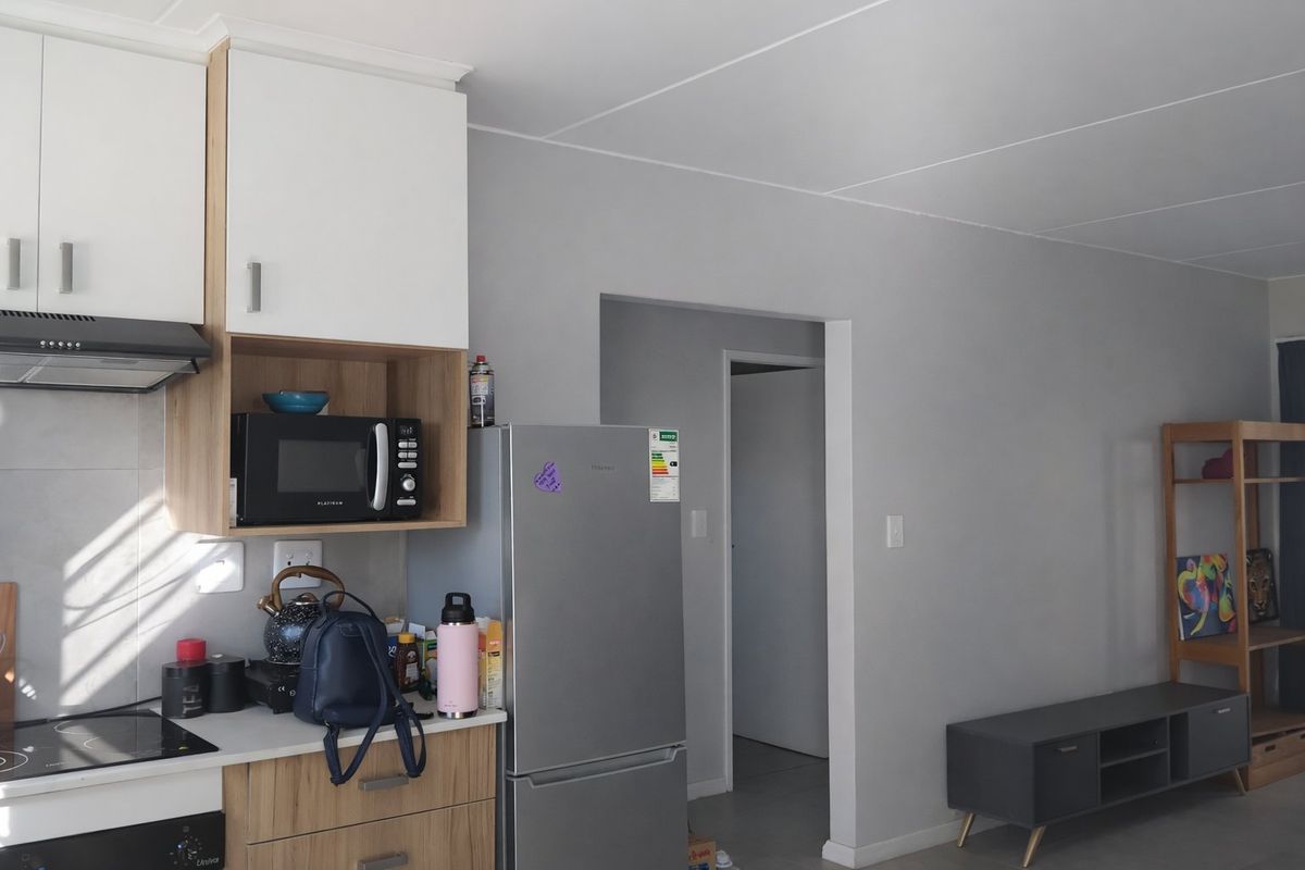 A 2-Bedroom with 1-Bathroom ,Kitchen and a Living room - Photo 4