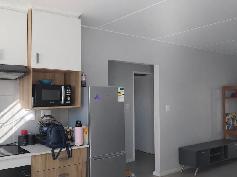 A 2-Bedroom with 1-Bathroom ,Kitchen and a Living room - Photo 4